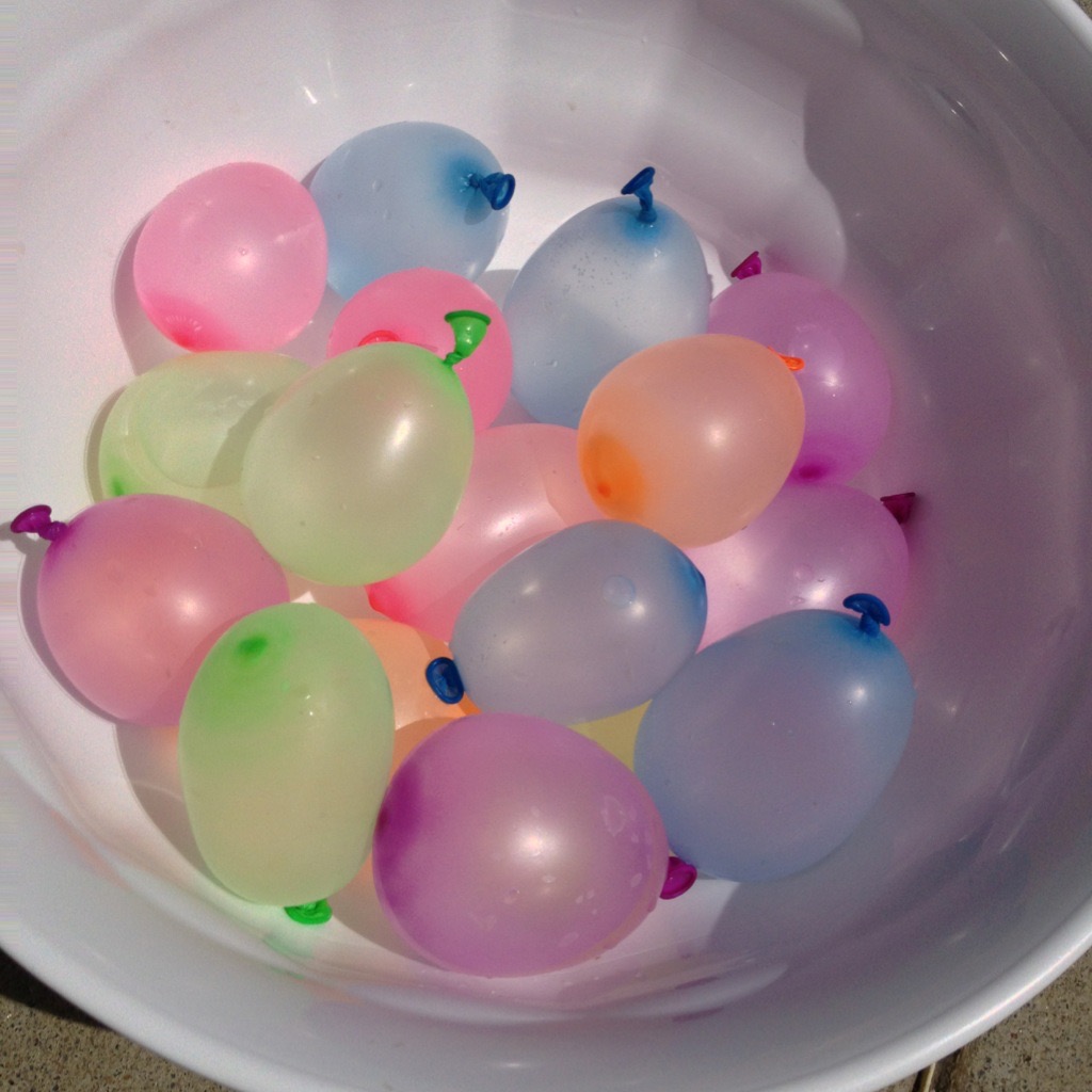 water balloons 25 summer fun ideas